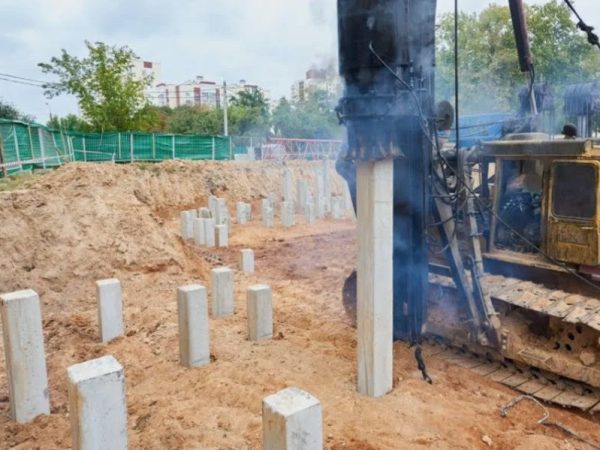 Забивка ЖБ свай на крупном объекте: как сохранить темп и не потерять смену на простоях