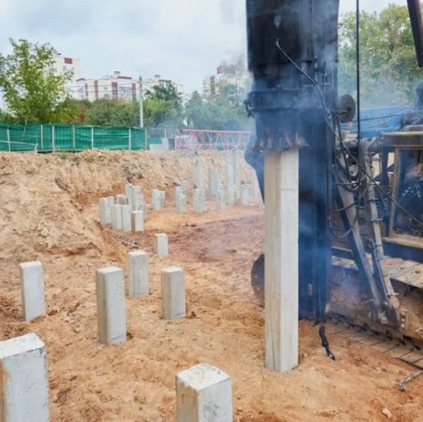 Забивка ЖБ свай на крупном объекте: как сохранить темп и не потерять смену на простоях