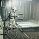 Дробеструйные камеры: как технология абразивной очистки меняет промышленное производство