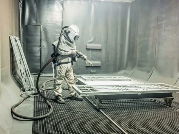 Дробеструйные камеры: как технология абразивной очистки меняет промышленное производство