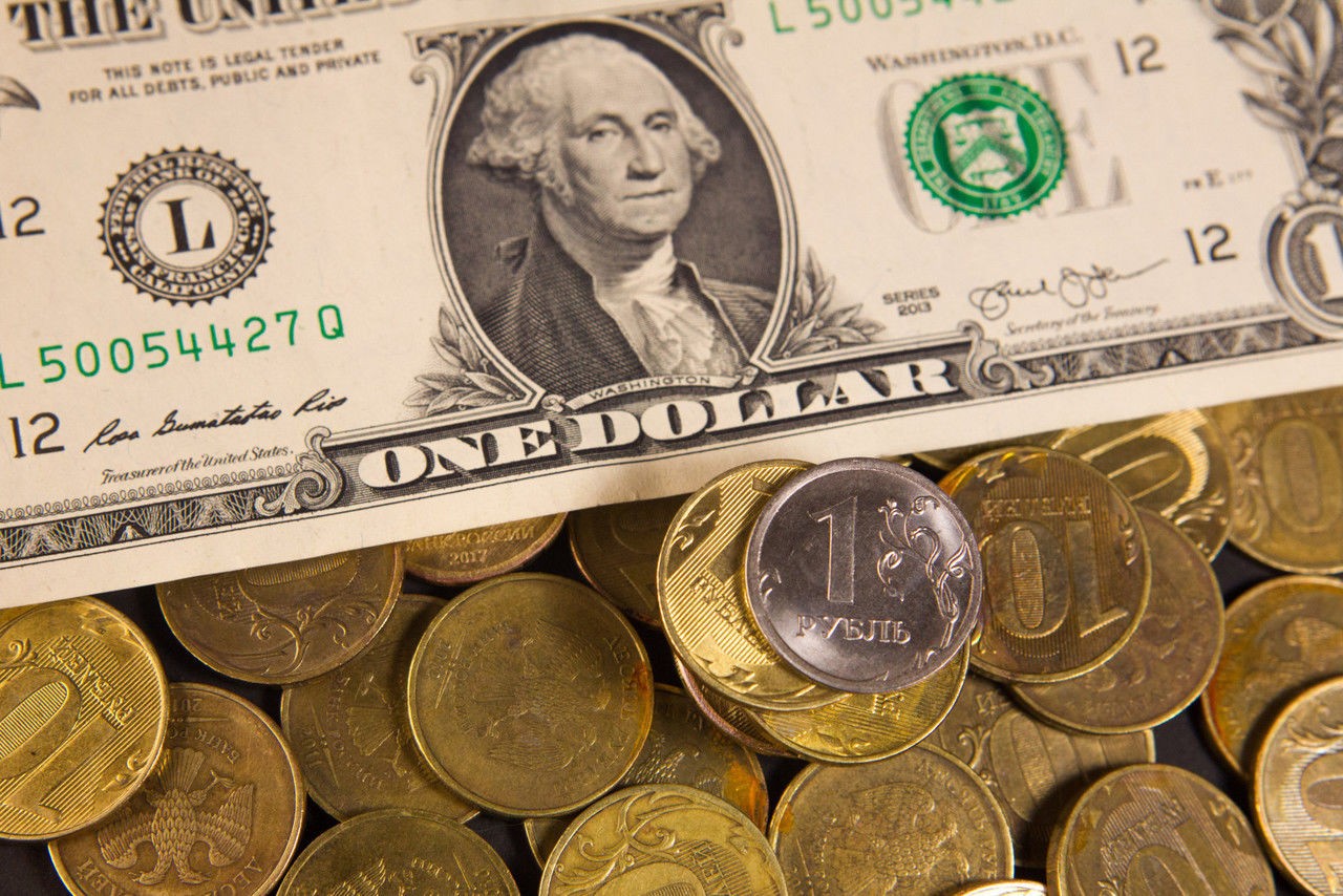 Купить валюту сегодня: эксперт рассказал, как сохранить свои сбережения в 2023 году